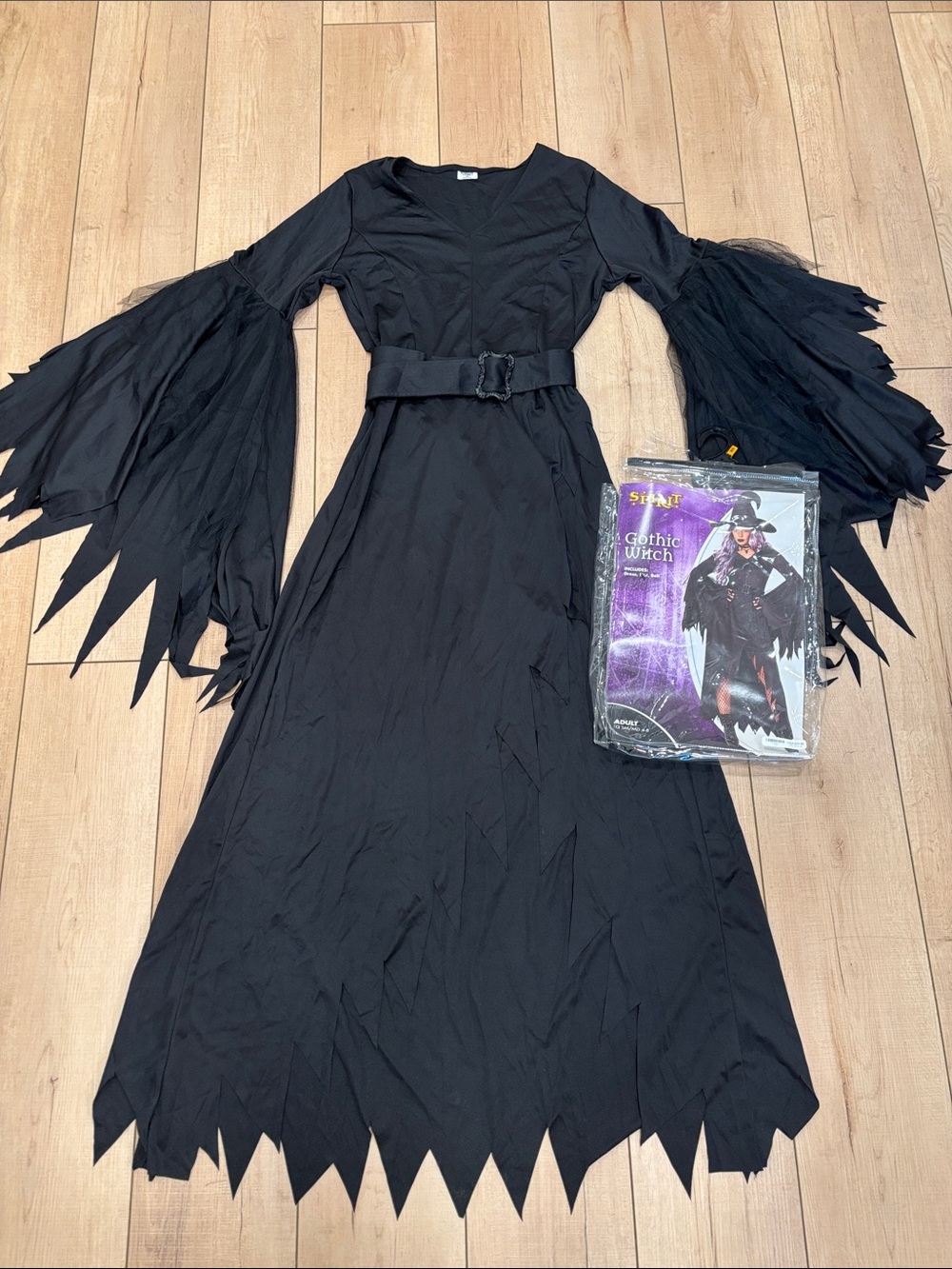 Spirit Women’s Black Gothic Witch Costume